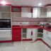 cocina con puertas posformadas rectas y cubierta cuarzo rojo aperlado