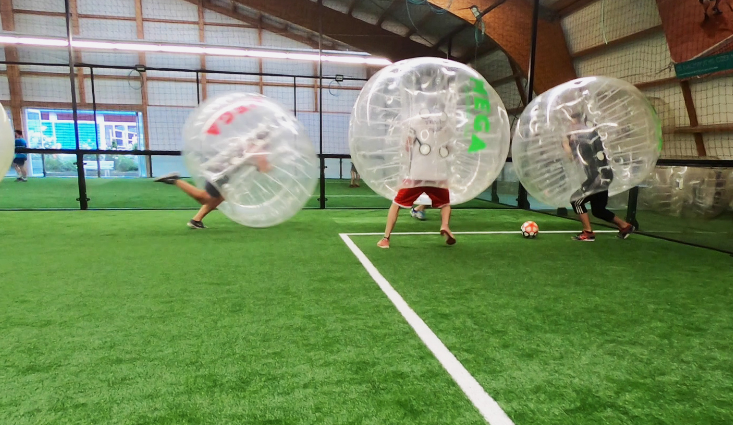 Viel Spass und "Fliegen" beim Bubble Soccer