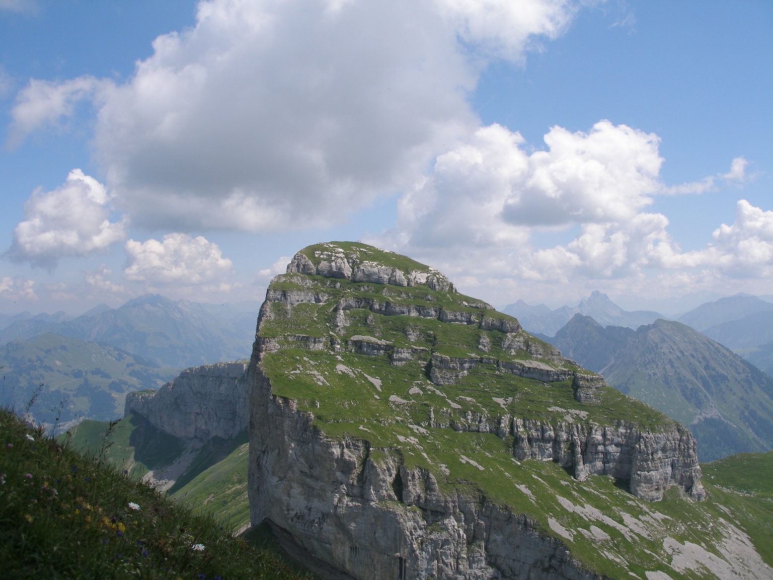 Erkunde die Gipfel von Mayen und Famelon