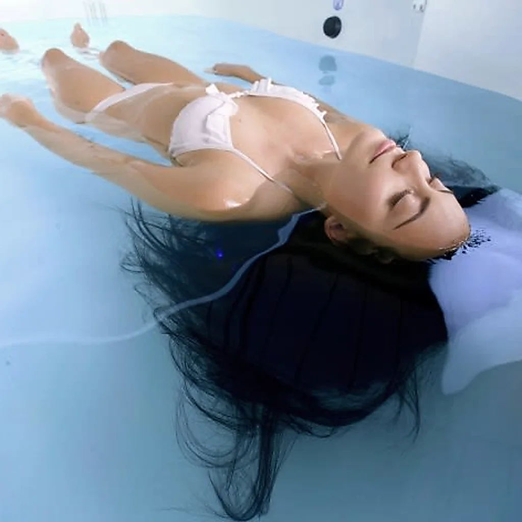 floating3_jnzpjc_ldrxte Floating
