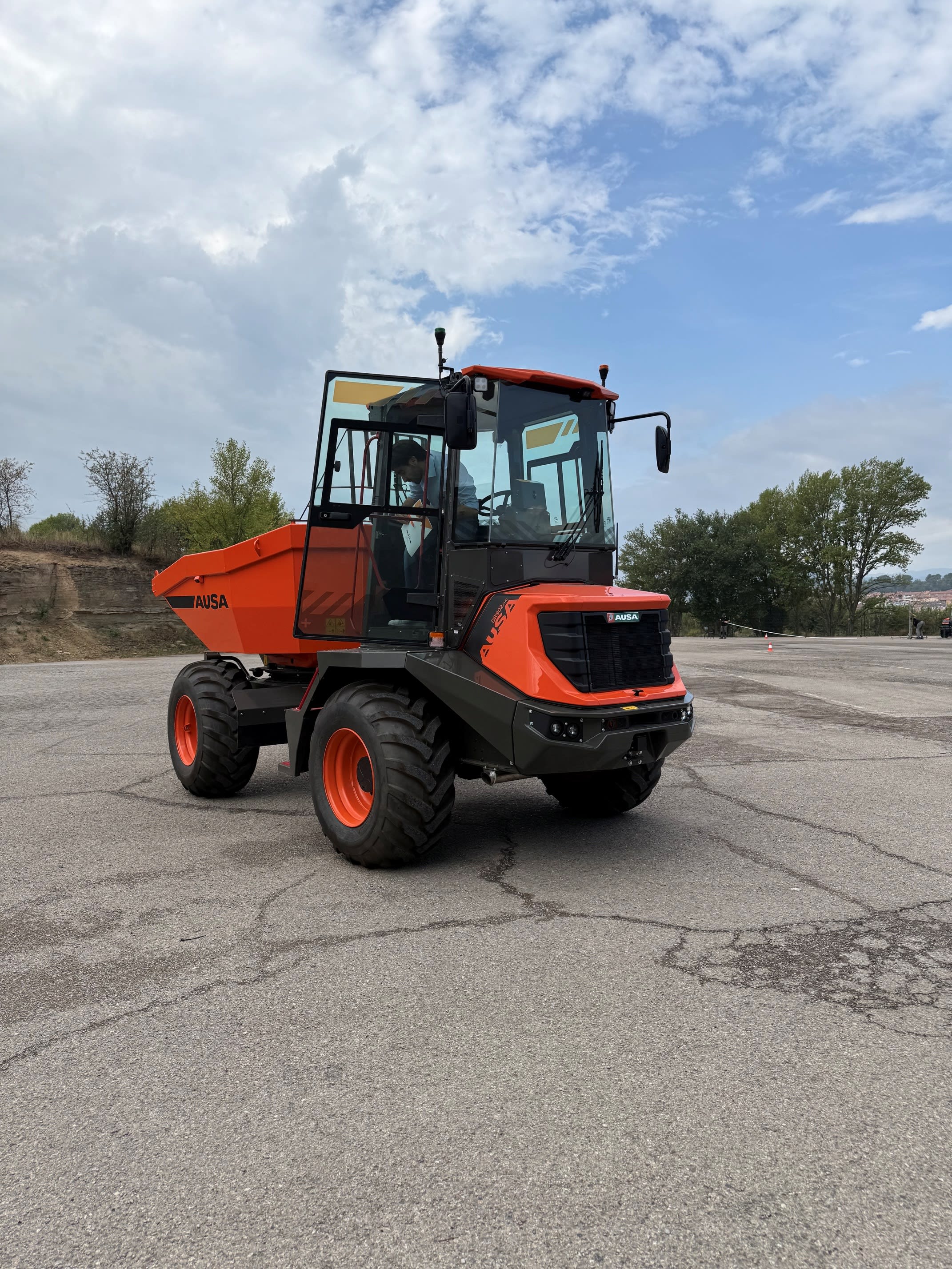 AUSA DR902AHG fra siden