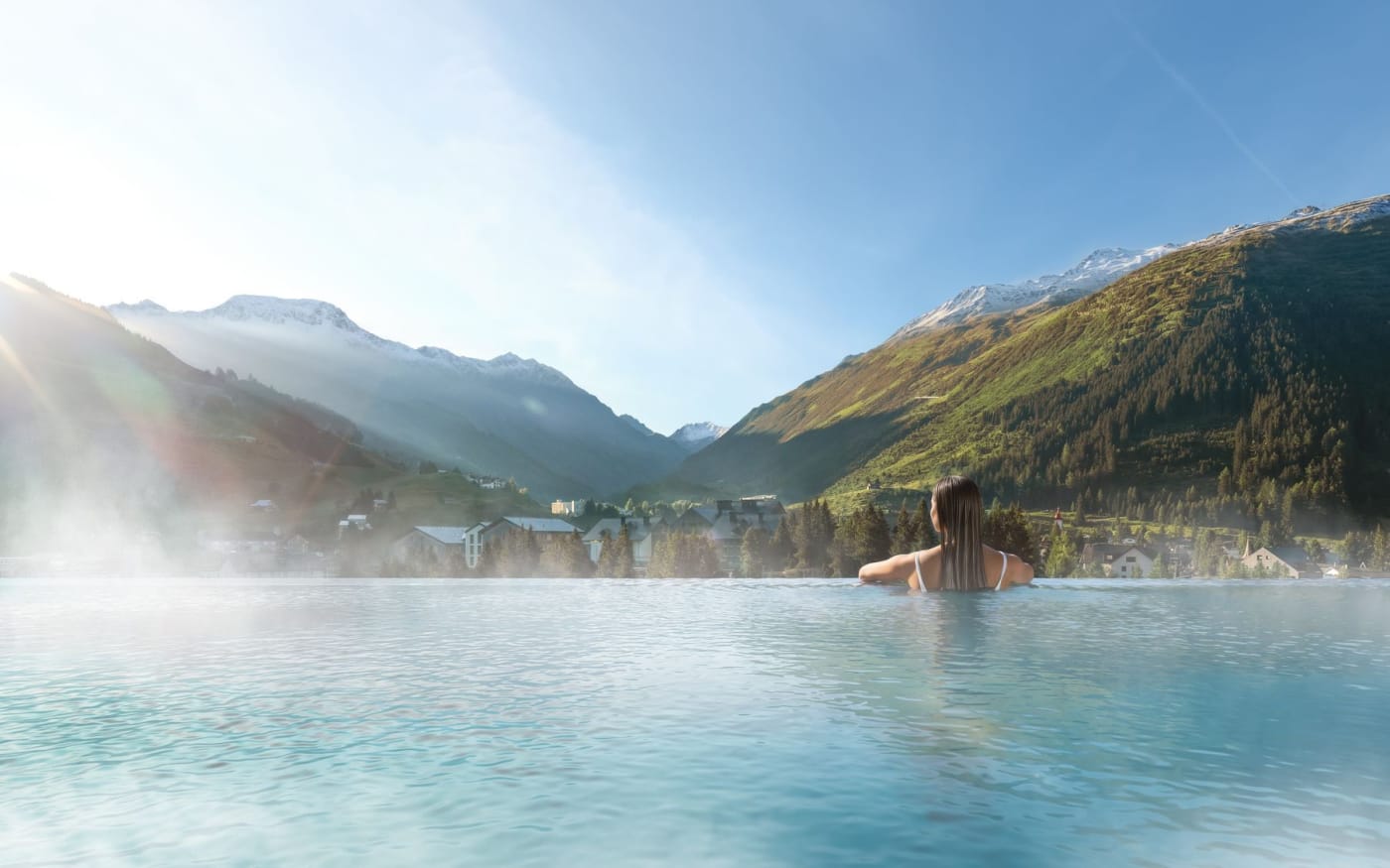 Render de la piscina panorámica de The Alpinist Andermatt frente al valle de Urseren