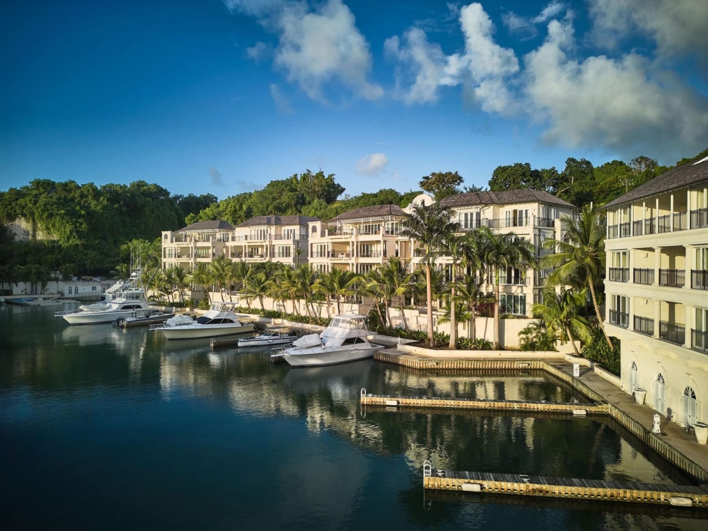 Yates amarrados junto a las residencias de la marina de Pendry Barbados en Six Men's Bay