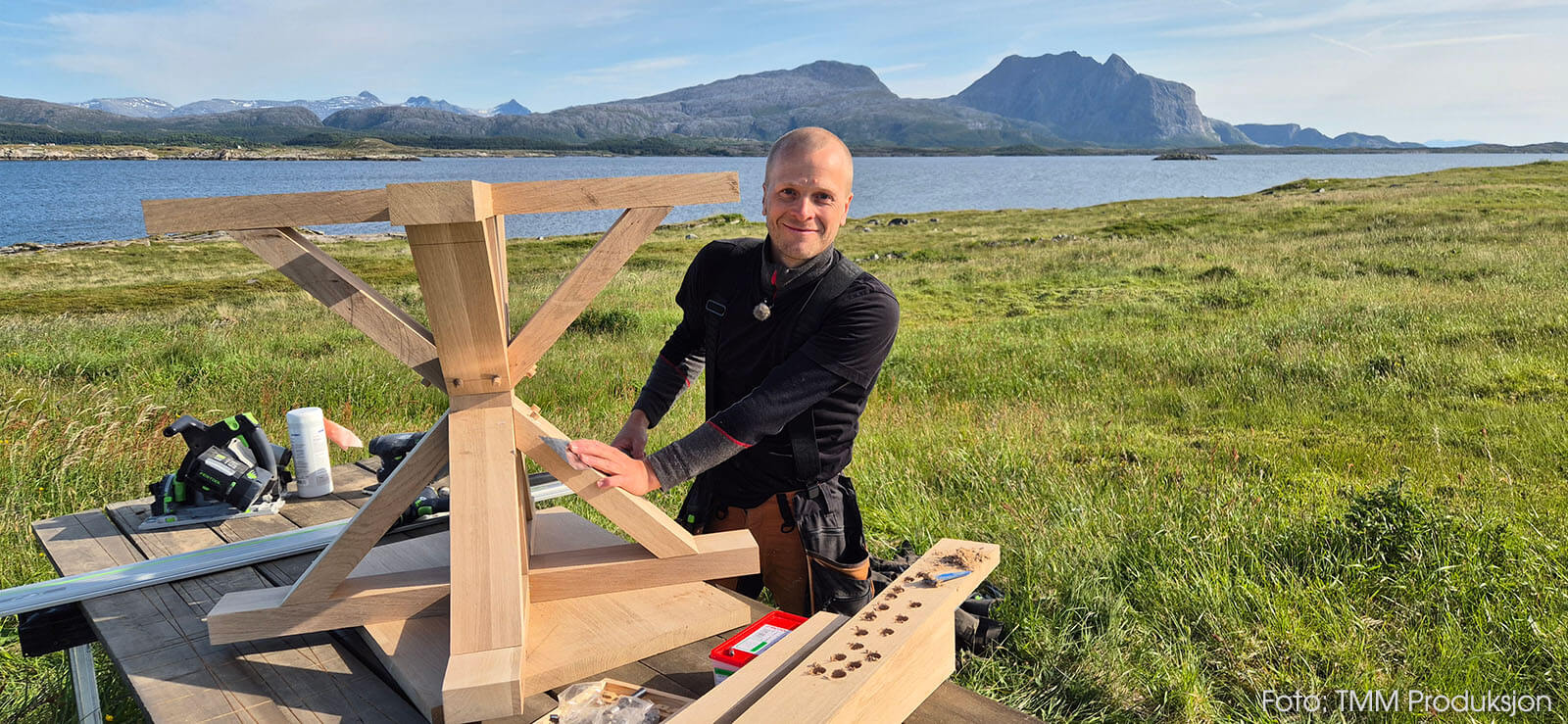Rune i Eventyrlig oppussing lager et rundt spisebord fra bunnen av for fritidsboligen på øyen utenfor Dønna.