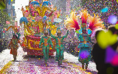 Celebración del Carnaval de Río de Janeiro con disfraces y desfiles callejeros, un evento único para quienes viajan con Travel Club Agencia de Viajes.