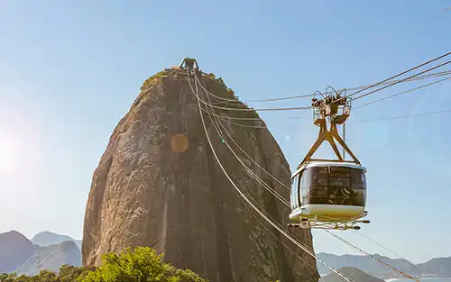 Teleférico del Pan de Azúcar ascendiendo con vistas al morro y la bahía, experiencia recomendada por Travel Club Agencia de Viajes.