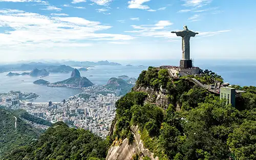 Panorámica del Cristo Redentor y la ciudad de Río de Janeiro, uno de los destinos más populares reservados en viajes.travel.cl.