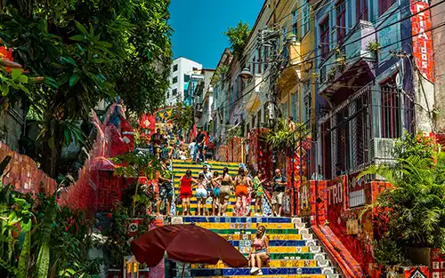 Escaleras de Selarón en Santa Teresa, arte urbano y vegetación tropical que encantan a los turistas que vuelan a Río con viajes.travel.cl.
