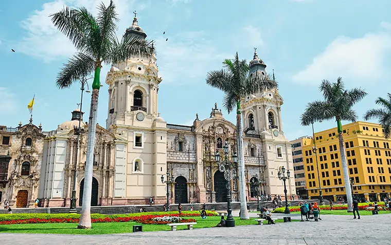 La Catedral de Lima en el centro histórico. Este y mas destinos populares en viajes.travel.cl