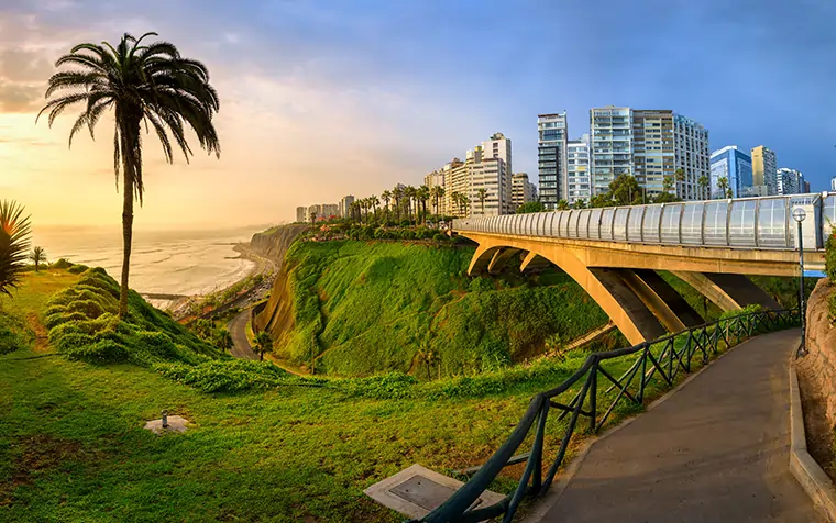 El puente Malecón en el distrito de Miraflores. Lima, uno de los destinos mas reservados en viajes.travel.cl