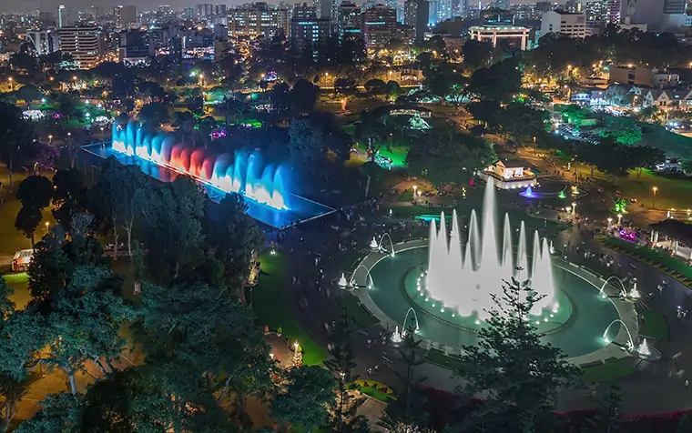 El Circuito Mágico del Agua en el Parque de la Reserva en Lima. Una de las grandes atracciones de esta ciudad, de los destinos mas reservados en viajes.travel.cl