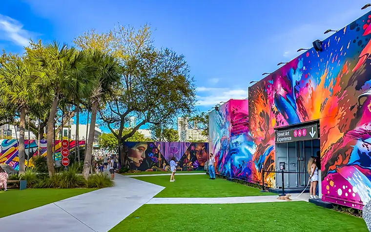 Wynwood Walls es una de las galerías de arte urbano al aire libre mas importantes del mundo. Un imperdible en Miami, de los destinos mas reservados en viajes.travel.cl
