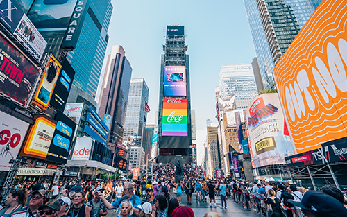 Times Square es el corazón de Nueva York, famoso por sus enormes pantallas digitales, teatros de Broadway y tiendas de lujo. Atracción turística que puedes visitar reservando en viajes.travel.cl