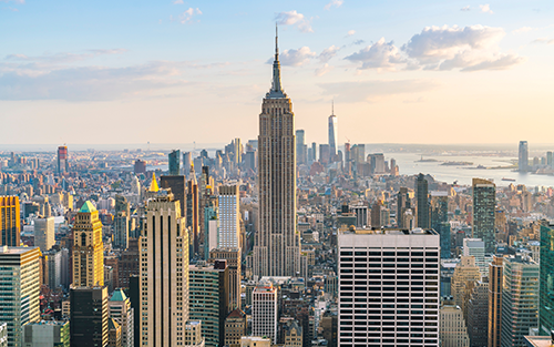 El Empire State Building ofrece una de las mejores vistas panorámicas de la ciudad. Subir a
su observatorio es una experiencia única, especialmente al atardecer o de noche. Un destino recurrente en las reservas de los viajeros de Travel Club Agencia de Viajes.