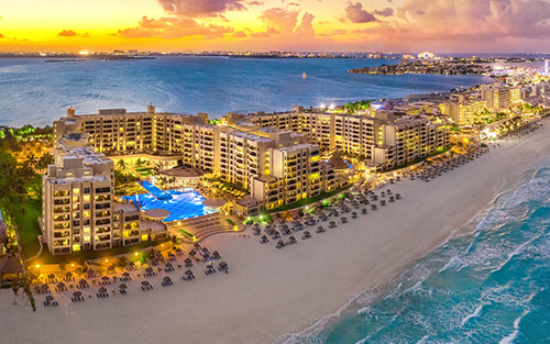 Una excelente opción si buscas viajes románticos a Cancún o celebraciones con amigos. Reserva vuelo, hotel, paquete o seguro de viaje en viajes.travel.cl