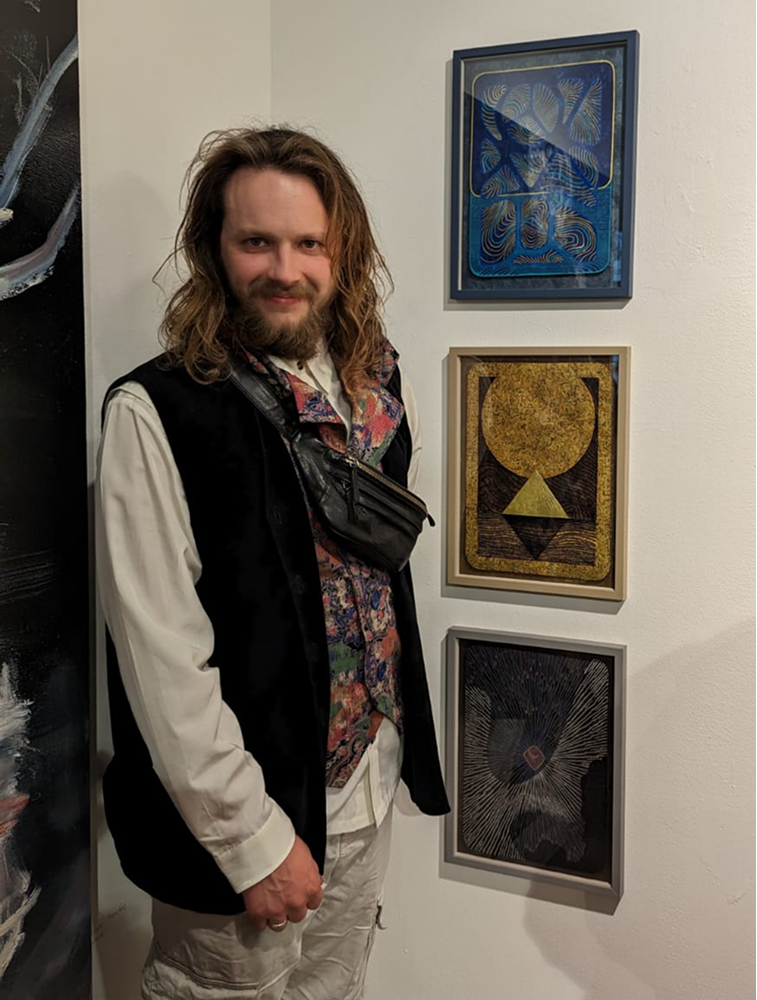 Egor Kolenkov in der Galerie Holger John mit Originalen