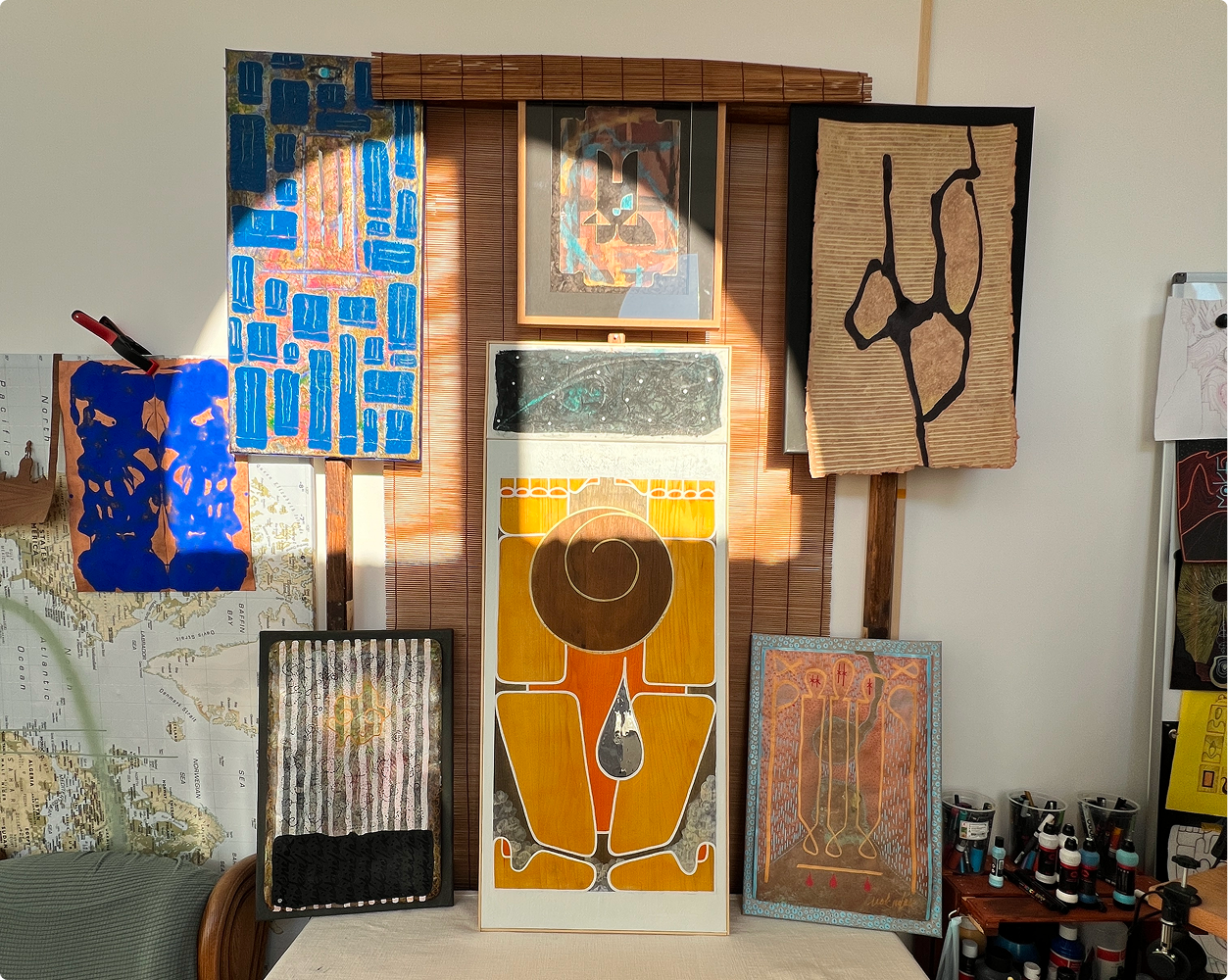 Atelier- und Raumsituation mit Originalen von Egor Kolenkov