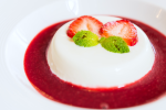panna cotta with strawberry compote | Classpop Shot