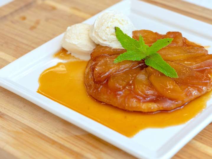 apple tart tatin with ice cream | Classpop Shot