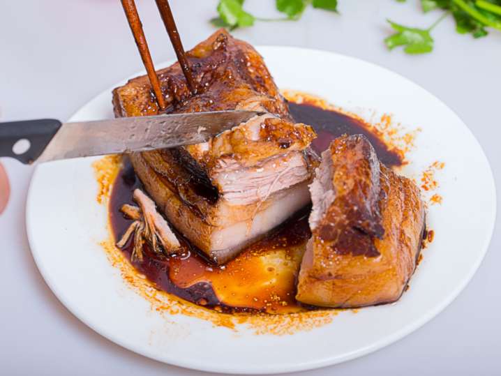 slicing braised pork belly | Classpop Shot