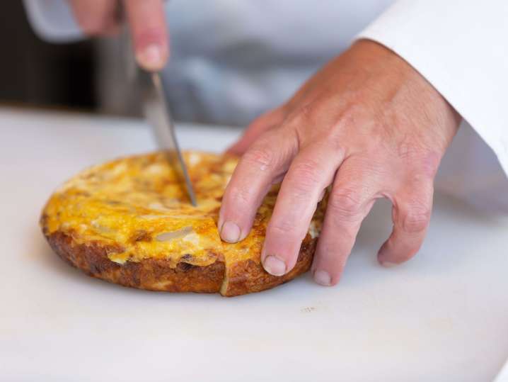 slicing Chorizo and Potato Tortilla | Classpop Shot