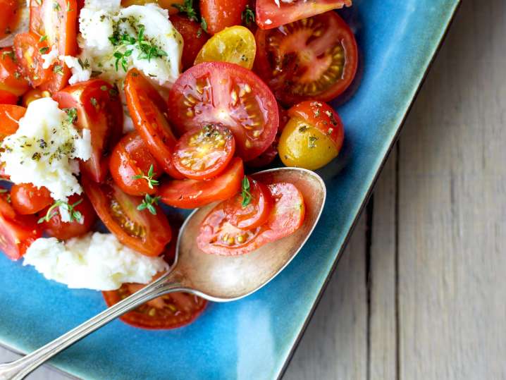 caprese salad with confit tomatoes | Classpop Shot