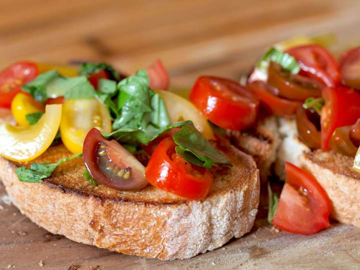 fresh tomato basil bruschetta on toast | Classpop Shot