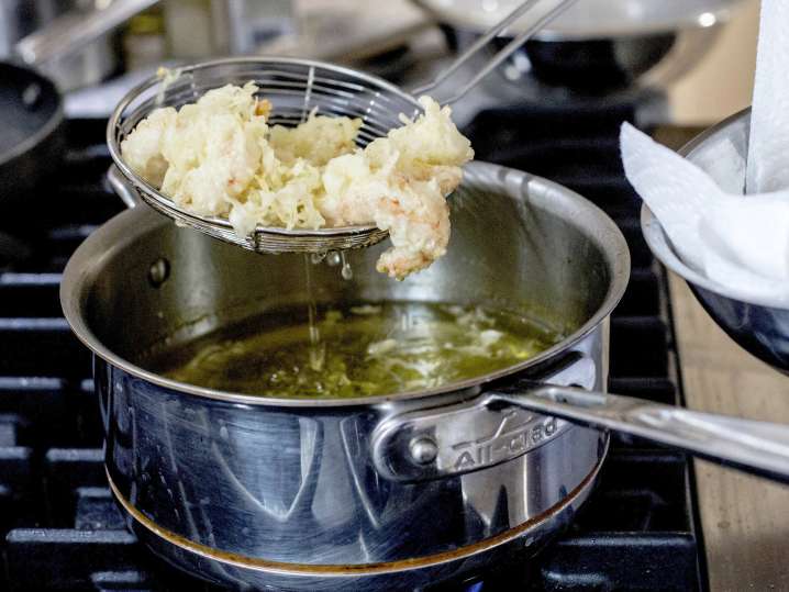 frying shrimp tempura | Classpop Shot