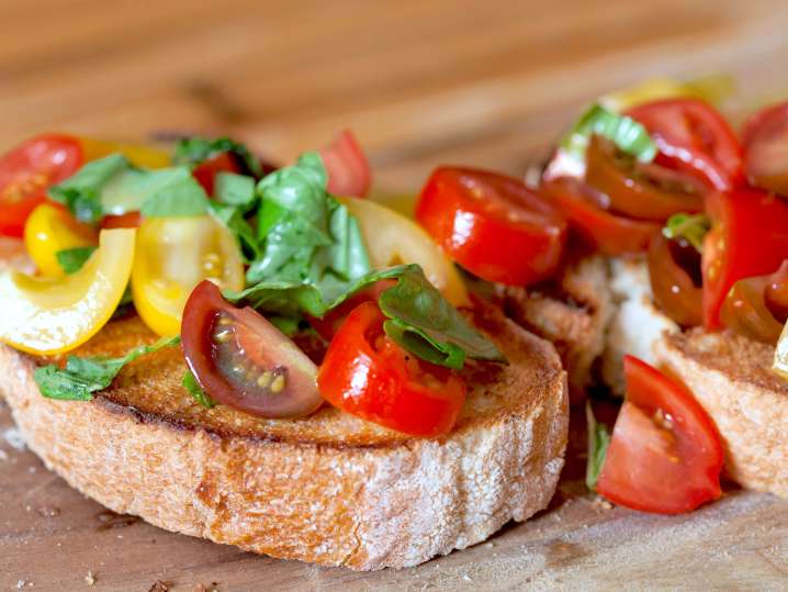 fresh tomato basil bruschetta on toast | Classpop Shot