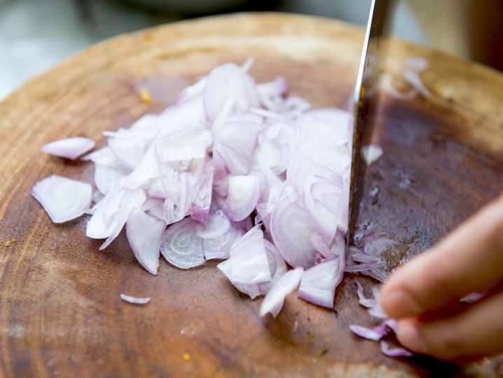 chef slicing shallots | Classpop Shot