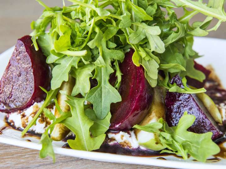 beet salad with goat cheese and arugula | Classpop Shot