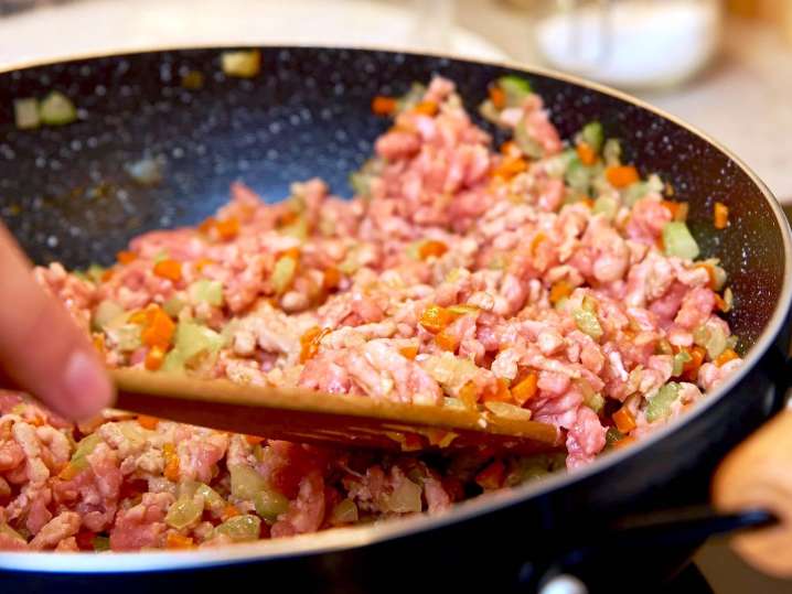 person cooking bolognese sauce | Classpop Shot