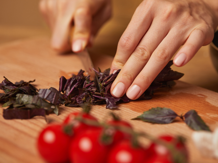 Phoenix - cutting basil Shot