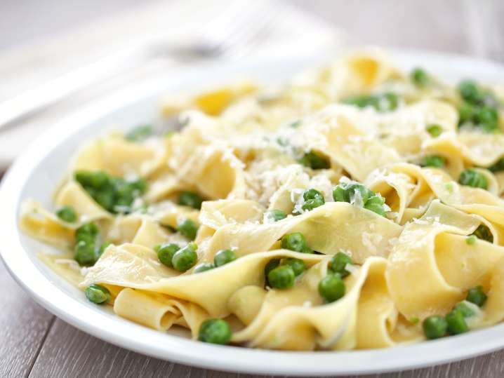 Fresh pasta with Italian cheeses and peas Shot