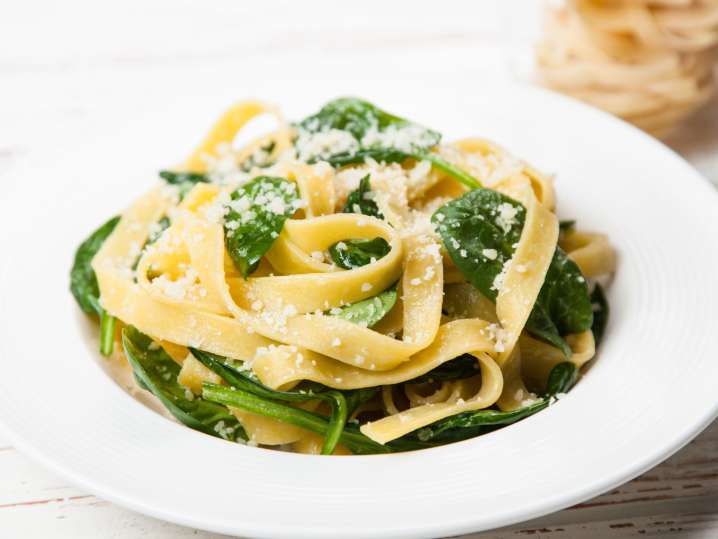 Fresh pasta with Parmesan and spinach Shot