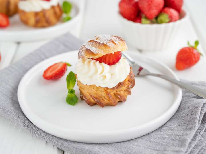 Strawbery and cream profiterole Shot