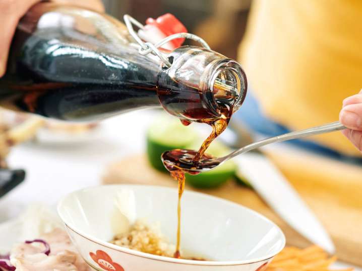 Combining soy sauce to make zesty sauce Shot