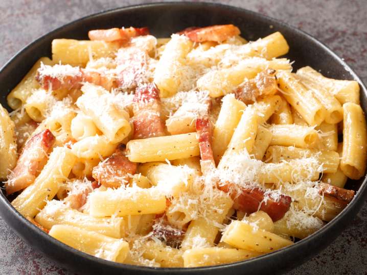 Rigatoni pasta alla carbonara Shot