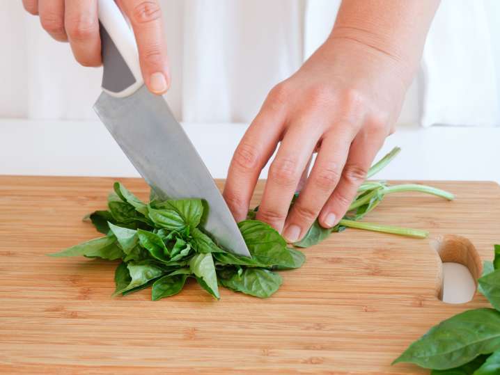 Cutting basil Shot