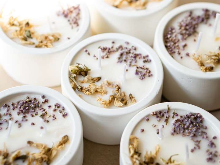 Dallas - Hand-made concrete candles with dried flowers, scented soy wax vegan candles Shot