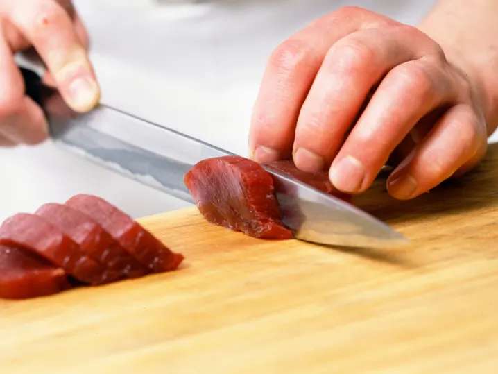 Columbus - cutting tuna .webp Shot