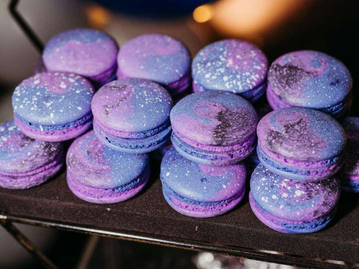 Las Vegas - decorate purple macarons Shot