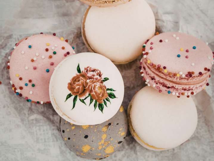 Online - artistically decorated macarons Shot