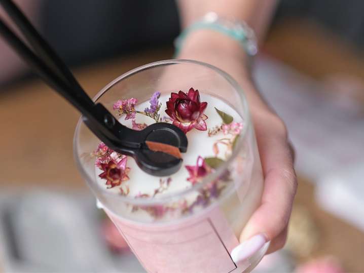 Philadelphia - candle with flowers Shot