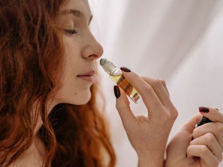 Orlando - a woman smelling a roller Shot