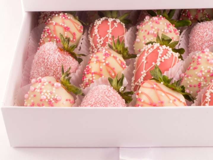 Columbus - strawberries in white chocolate Shot