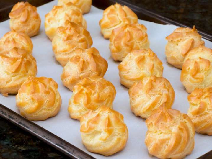 Profiteroles on a baking pan | Classpop Shot