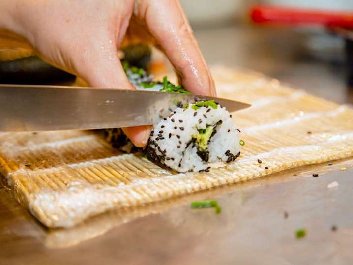 slicing sushi rolls | Classpop Shot