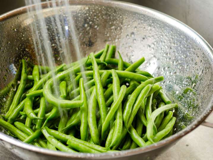 washing fresh green beans or haricots verts | Classpop Shot