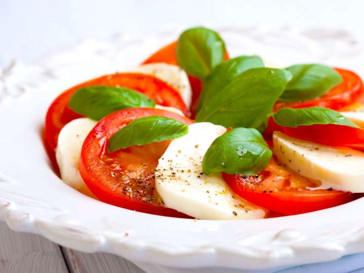 caprese salad with tomatoes, mozzarella and basil | Classpop Shot